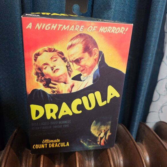NECA: Universal Monsters - Dracula Carfax Abbey Ultimate 7" Action Figure - Picture 12 of 14
